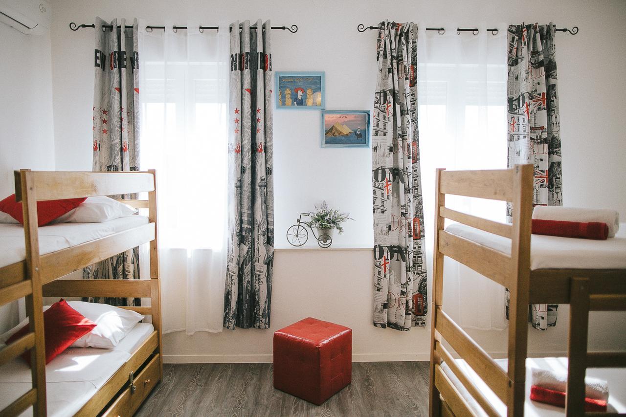 Bed in een Gemengde Slaapzaal met 10 Bedden